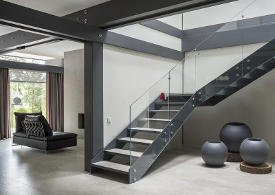 Современная лестница на металлическом каркасе