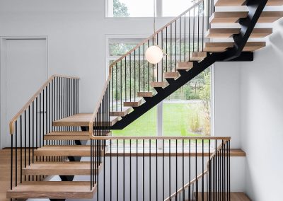 Лестница на монокосоуре из металла