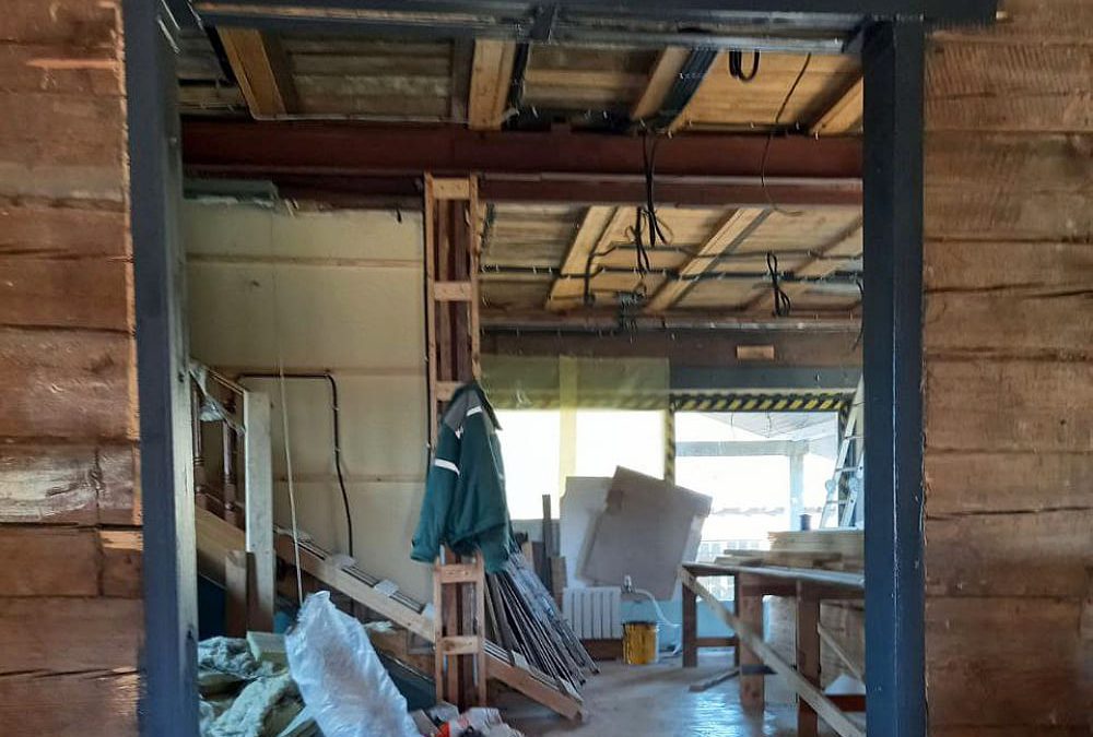 Устройство проема с усилением в стене из деревянного бруса