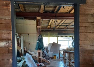 Устройство проема с усилением в стене из деревянного бруса